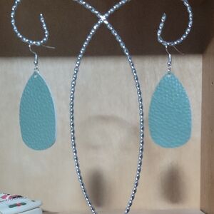 Elegant Teardrop Earrings in Deep Green NWOT